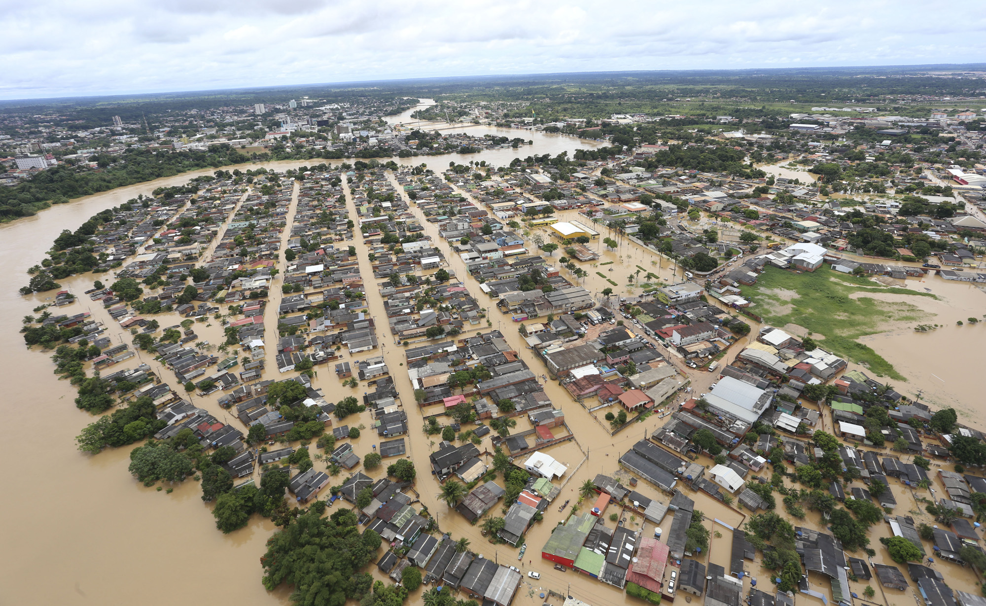 Rio Branco, município do Acre alagado devido às enchentes em 2015. Casas submersas num rio de lama.